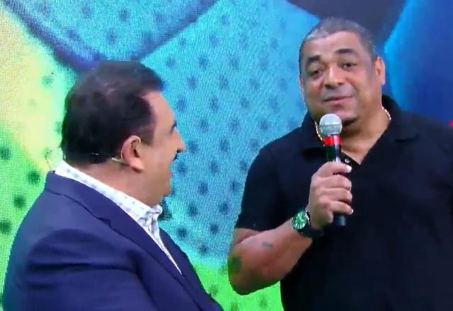 O apresentador Ratinho e o ex-jogador Vampeta durante o programa.