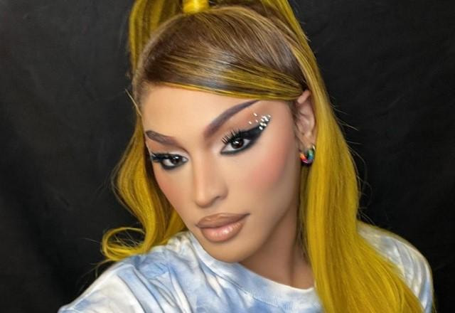 Pabllo Vittar tira selfie com peruca amarela