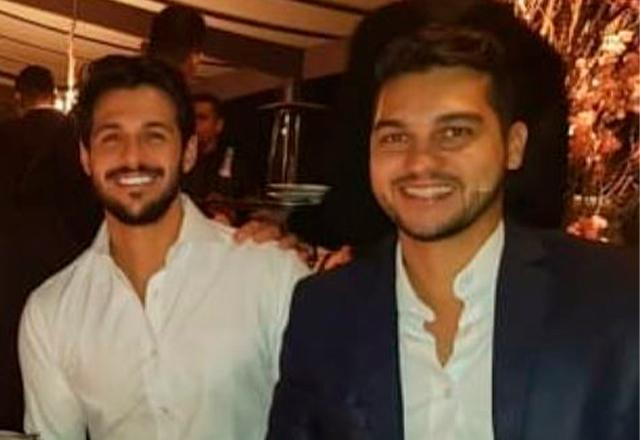 rodrigo mussi e diogo mussi sentados lado a lado