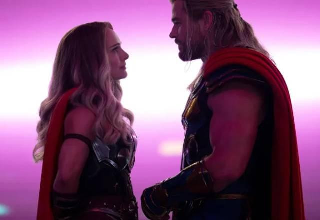 Natalie Portman e Chris Hemsworth em Thor: Amor e Trovão