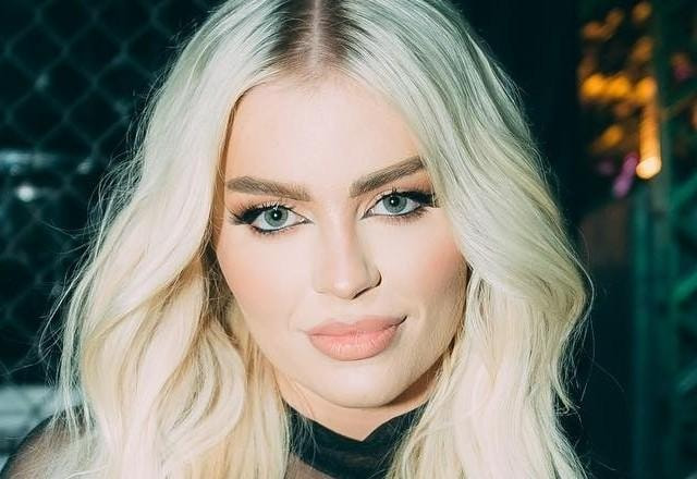 Luísa Sonza posa sorrindo para foto.