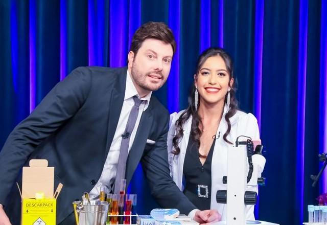 Danilo Gentili e Ana Duarte posam juntos para foto.