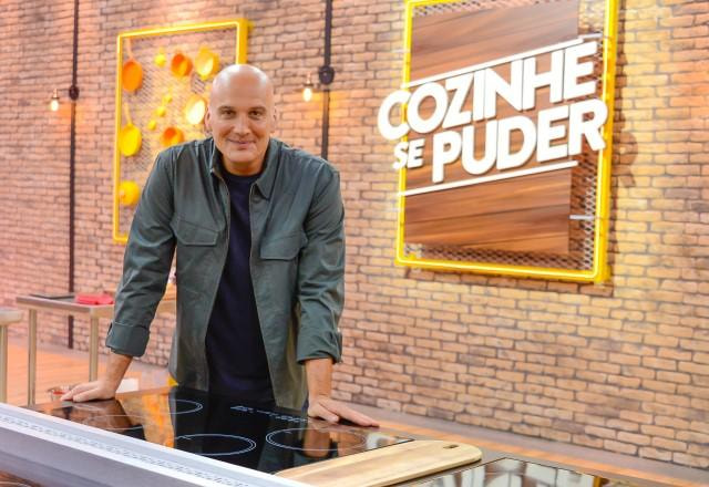 Chef Giuseppe Gerundino posa em frente ao fogão no cenário do Cozinhe se Puder