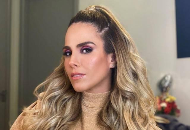 Wanessa posa para foto com blusa brilhante e maquiagem colorida