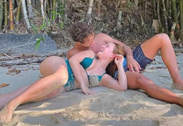 Larissa Manoela e André Luiz Frambach posam juntos para foto na praia