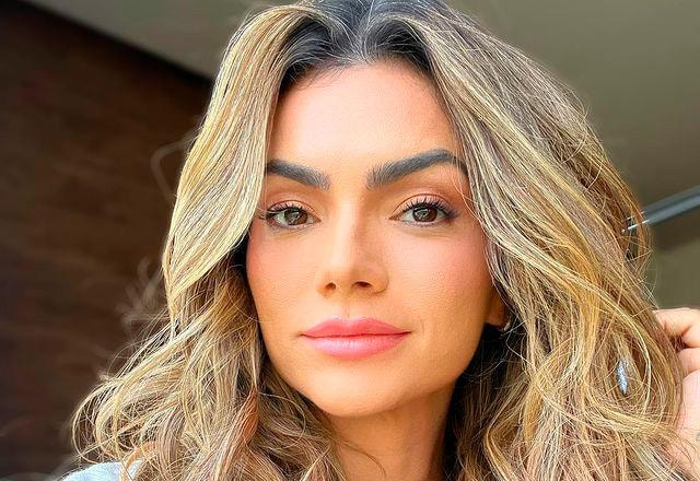 Kelly Key tira selfie com cara séria e a mão no cabelo