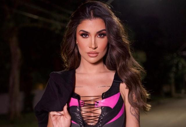 Bianca Andrade posa com look preto e rosa para festa de Luísa Sonza