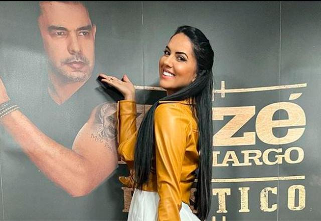 graciele lacerda em um banner com a foto de zezé