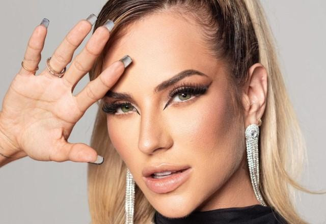 Gabi Martins posa com mão na testa e fazendo carão