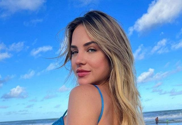 Gabi Martins posa na praia usando um biquíni azul