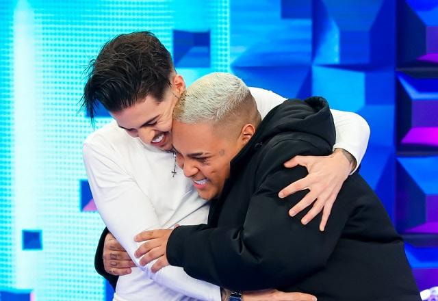 Biel e Mc Ryan SP se abraçando