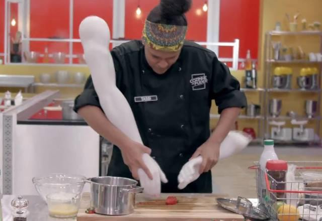 Chef Tassi cozinha usando braços de manequim no Cozinhe se Puder