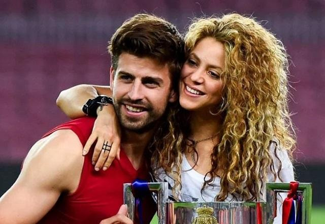 Shakira e Gerard Piqué posam após uma vitória do jogador