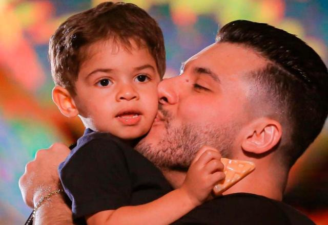 Murilo Huff beija o filho Léo