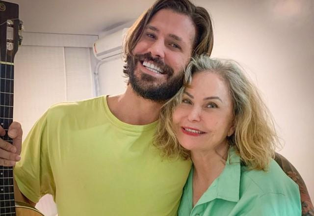 Dado Dolabella e Pepita Rodrigues se abraçando, ambos estão sorrindo muito e com camisas em tons de verde