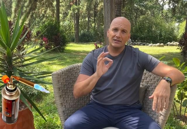 Chef Giuseppe Gerundino sentado em uma poltrona no  jardim do Cozinhe se Puder