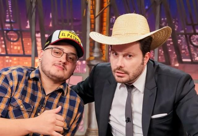 Biu do Piseiro e Danilo Gentili posam juntos para foto.