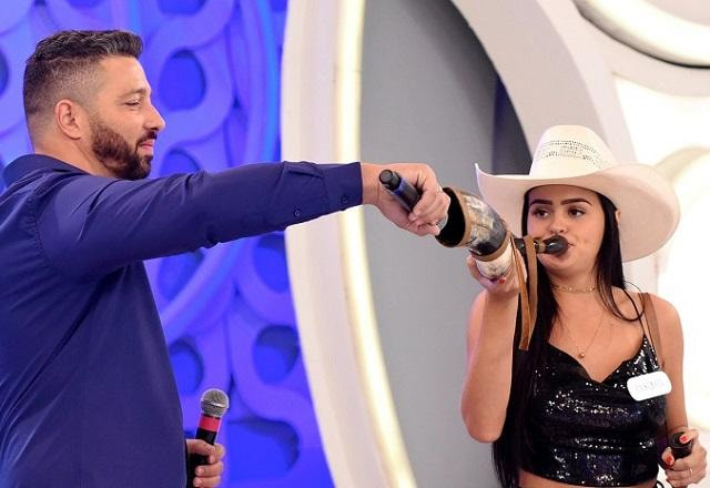 Fabiana tocando um berrante