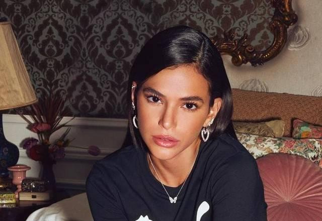 Bruna Marquezine posa sentada e faz cara séria