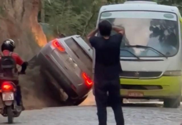 Print de vídeo em que carro tenta ultrapassar ônibus na vertical