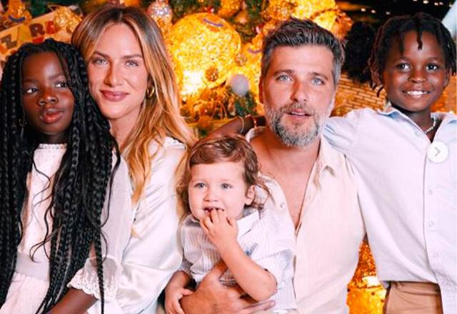 Giovanna Ewbank e Bruno Gagliasso posam com os filhos, Titi, Bless e Zyan