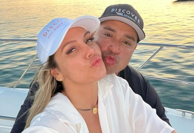 Xanddy e Carla Perez tiram selfie abraçados em passeio de barco