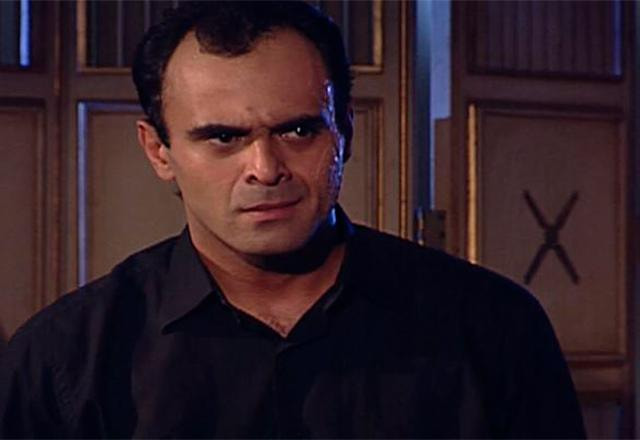 um homem de preto com cicatriz no rosto