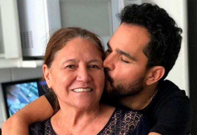 luciano abraçado com a mãe