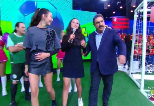 O apresentador Ratinho e as netas Alana e Yasmin no palco do Gol Show.