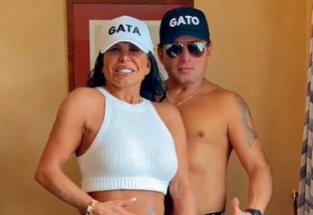 Gretchen e o marido, Esdras Souza, de roupa íntima e rebolando