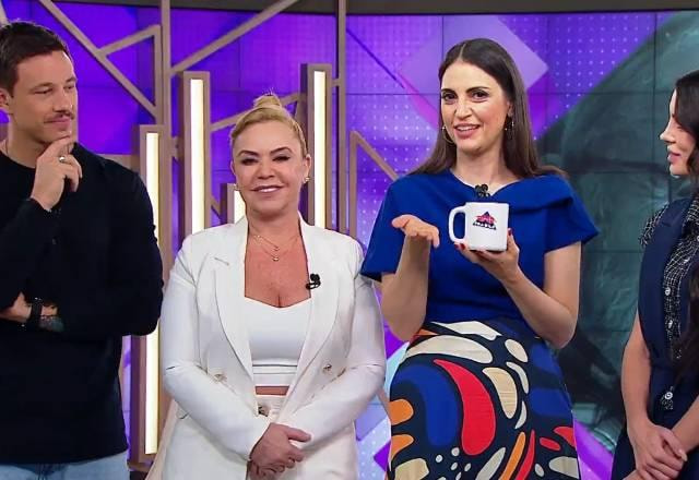 Gabriel Cartolano, Flor Fernandez, Chris Flores e Gaby Cabrini no palco do Fofocalizando