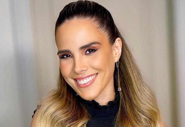 Wanessa Camargo sorrindo e olhando para a câmera