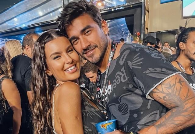 Thais Braz e Gui Napolitano posam juntos sorrindo em festa de Carnaval