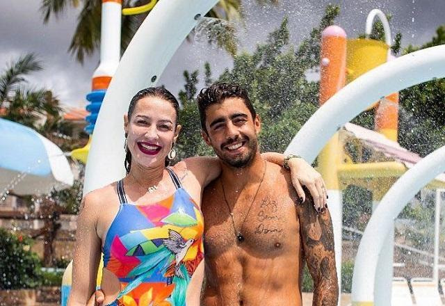 Luana Piovani e Pedro Scooby posa abraçados em parque aquático