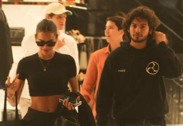 Bruna Marquezine e Xolo Maridueña juntos andando em shopping do Rio de Janeiro.