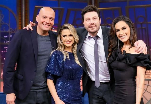  Giuseppe Gerundino, Beca Milano, Danilo Gentili e Nadja Haddad posam juntos para foto.