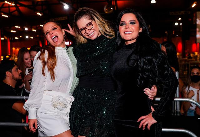 Maiara, Maraisa e Marília Mendonça abraçadas