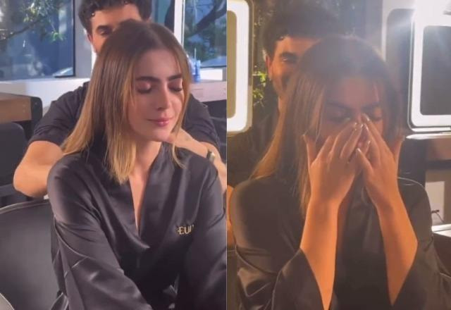 Jade Picon sentada em cadeira de cabeleireiro e chorando enquanto corta o cabelo