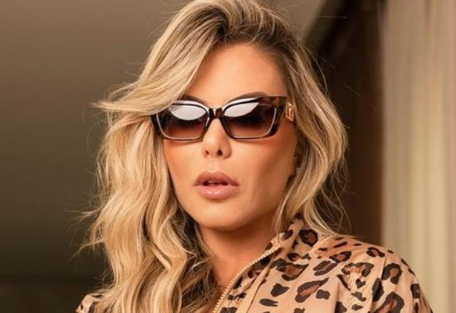 Poliana Rocha posa de óculos escuros para foto.