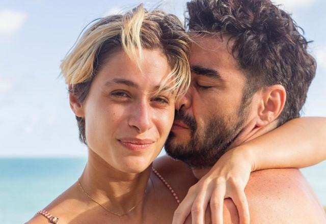 Caio Blat posa abraçado com Luisa Arraes na praia