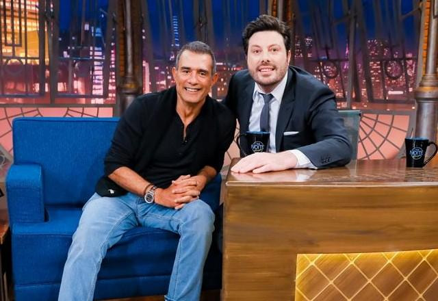 Marcos Pasquim e Danilo Gentili posam juntos para foto.