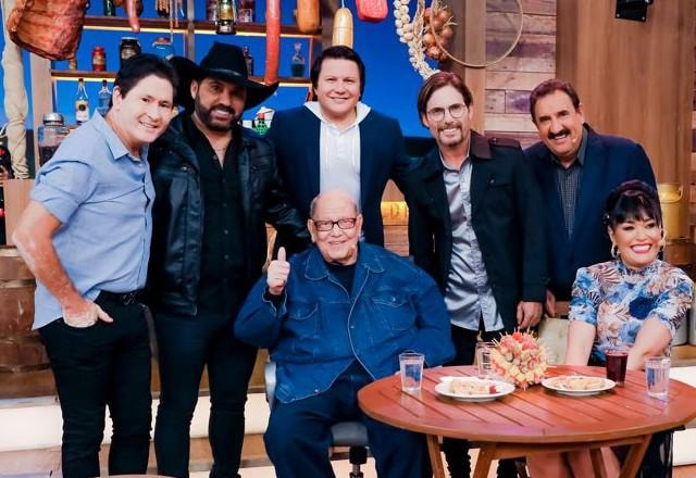 Gian & Giovani, Edson e Hudson, Ratinho, Ary Toledo, Milene Pavorô e Renata Schmidt posam juntos para foto.