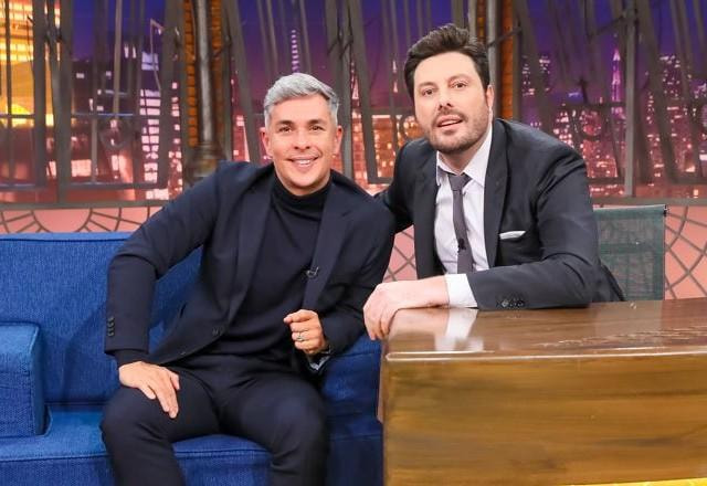Ivan Moré e Danilo Gentili posam juntos para foto.