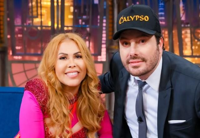 Joelma e Danilo Gentili posam juntos para foto.