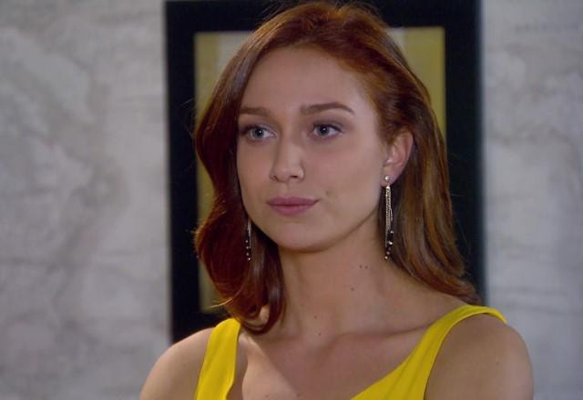 Regina com expressão séria