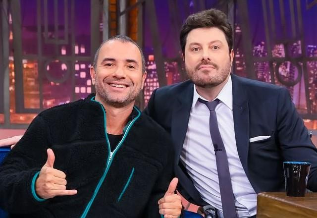 Marco Luque e Danilo Gentili posam juntos para foto.