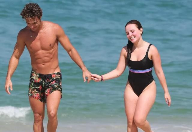 Larissa Manoela e André Luiz Frambach flagrados na praia.