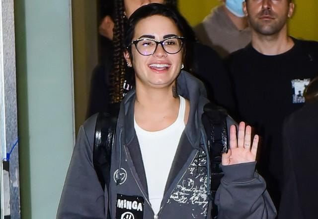 Demi Lovato acenando para fãs em São Paulo.