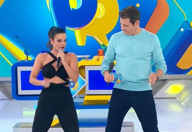 Mari Antunes e Celso Portiolli dançando no palco do Domingo Legal.