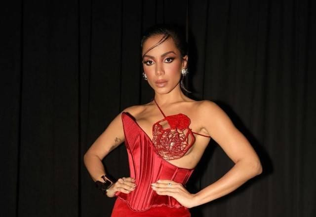 Anitta de vestido vermelho